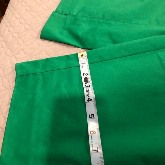 NWT Simply vera vera Wang capris
Kelly green
Perfect spring staple. - Picture 6 of 12